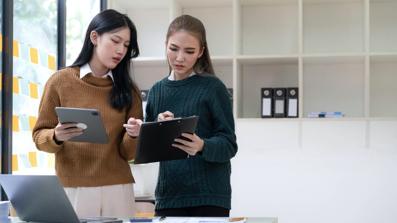 team-asian-woman-thinking-hard-concerned-about-online-problem-solution-looking-at-laptop-screen